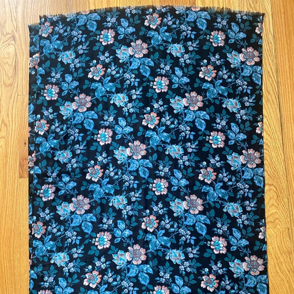 Large floral scarf - Picture 2 of 2